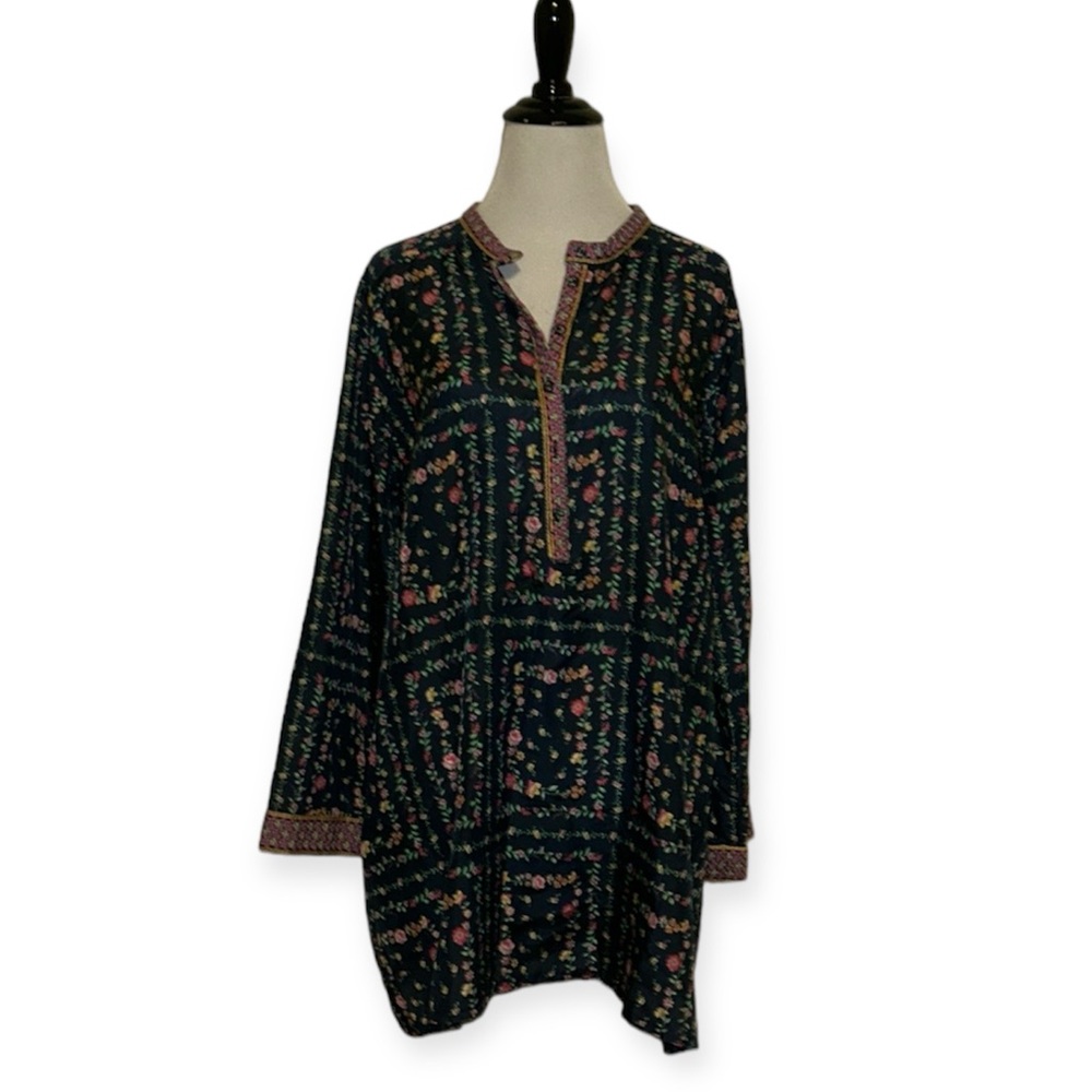 Johnny was women’s medium Rosemarie kelis tunic